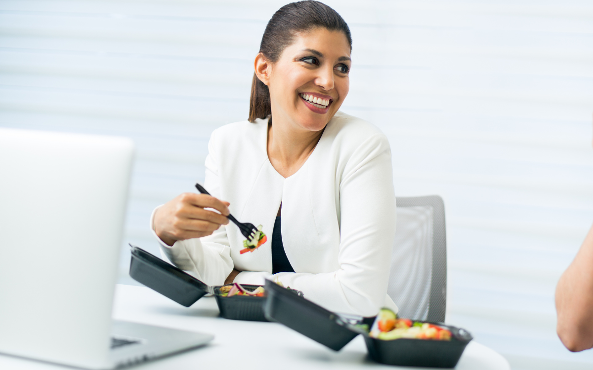 Milyen étrend illik az ülő életmódhoz? Tippek az egészséges táplálkozáshoz, ha sokat ülsz.