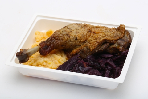 Ropogós kacsacomb, párolt almás vörös káposzta, hagymás törtburgonya