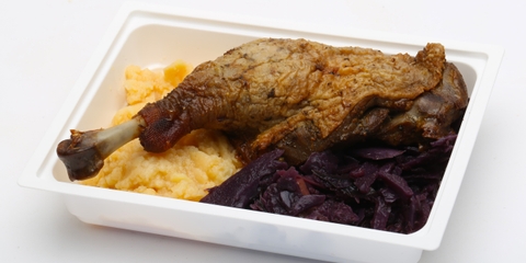 Ropogós kacsacomb, párolt almás vörös káposzta, hagymás törtburgonya