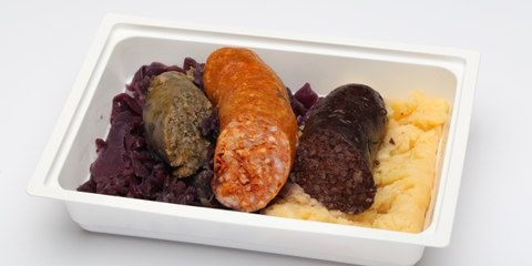 Házi disznótoros (véres-, májas hurka, sült kolbász), hagymás törtburgonya, párolt lila káposzta