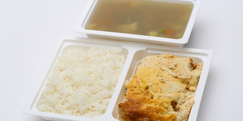 Falusi csirkeraguleves, Tejfölben sült csirkemell, sajt, rizs