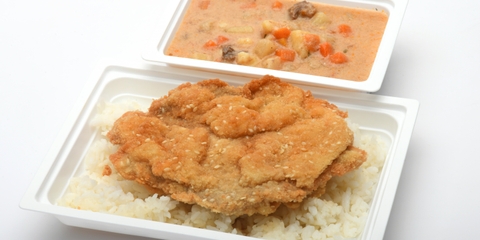 Tejfölös bécsi gulyás, Szezámmagos rántott borda, rizs