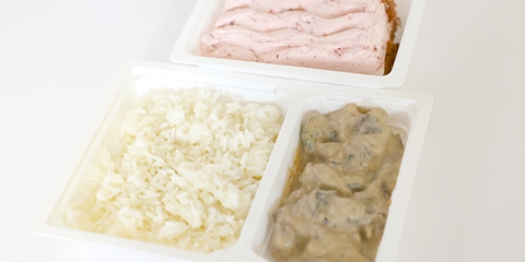 Stroganoff marhatokány, párolt rizs, Epres, mascarponés tiramisu