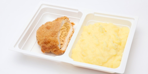 Tojásos lecsóval töltött rántott borda , burgonyapüré