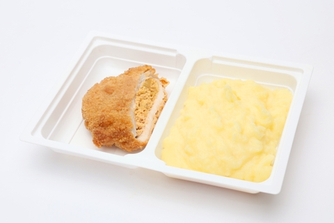 Tojásos lecsóval töltött rántott borda , burgonyapüré