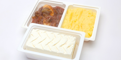 Camembert sajtos csirkemell, vörösboros fahéjas szilvával, burgonyapüré, Piña Colada szelet (130g)