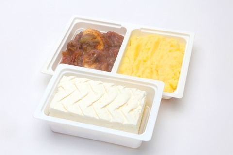 Camembert sajtos csirkemell, vörösboros fahéjas szilvával, burgonyapüré, Piña Colada szelet (130g)