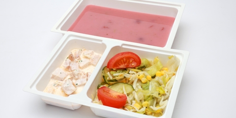 Meggyes rebarbara krémleves, Fűszeres csirke falatok, Friss vegyes saláta, joghurtos öntet