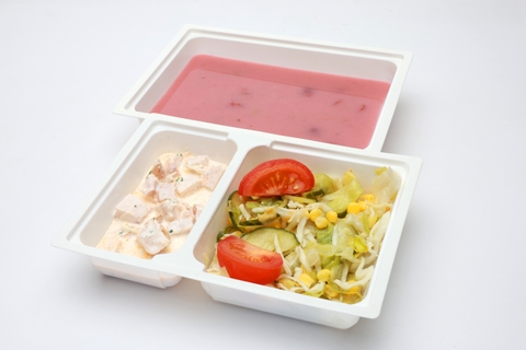 Meggyes rebarbara krémleves, Fűszeres csirke falatok, Friss vegyes saláta, joghurtos öntet