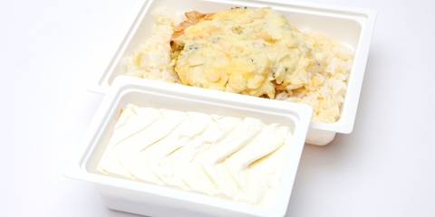 Brokkolis-sajtos csirkemell mandulával, rizs, Citromos, joghurtos kocka (170g)