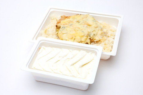 Brokkolis-sajtos csirkemell mandulával, rizs, Citromos, joghurtos kocka (170g)