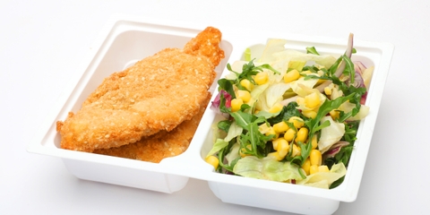 Tőkehalfilé rántva friss saláta, rukkola, citrusos öntet