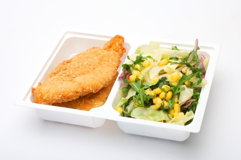 Tőkehalfilé rántva friss saláta, rukkola, citrusos öntet