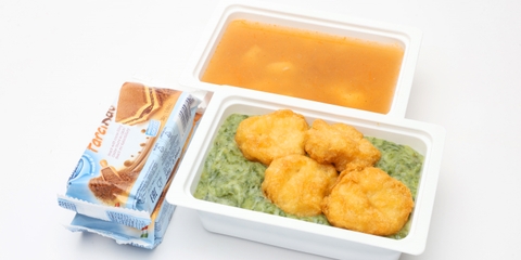 Töltött piskótaszelet ( 2 db), Tarhonyaleves, Parajfőzelék, Csirke nuggets 