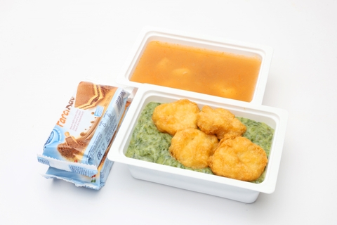 Töltött piskótaszelet ( 2 db), Tarhonyaleves, Parajfőzelék, Csirke nuggets 