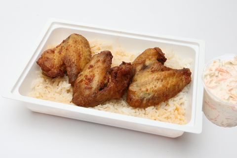 Fűszeres, ropogós csirkeszárny, rizs, Coleslaw saláta