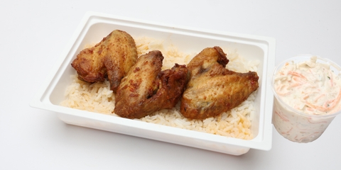 Fűszeres, ropogós csirkeszárny, rizs, Coleslaw saláta