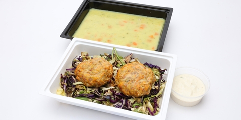 Currys zöldségleves kókusztejjel, Sárgarépás pulykapogácsa, kevert saláta, Márványsajtos öntet