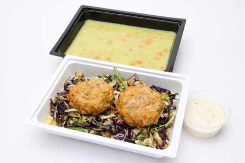 Currys zöldségleves kókusztejjel, Sárgarépás pulykapogácsa, kevert saláta, Márványsajtos öntet