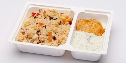 Pestos csirkemell ragu, pirított zöldséges rizskeverék Pestos csirkemell ragu, pirított zöldséges rizskeverék