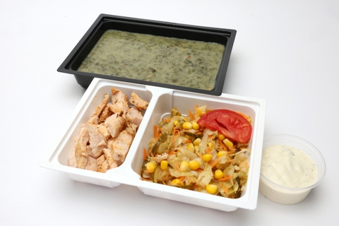 Parajleves, pirított bacon, Kakukkfüves jércemell kevert salátaágyon, dijoni mustáros öntet