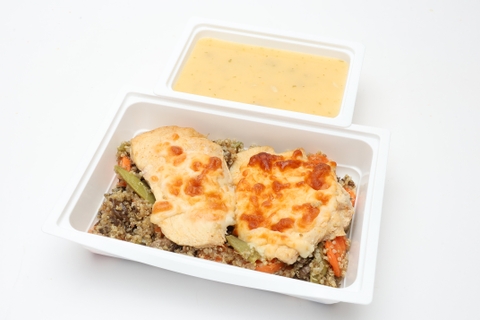 Zöldségkrémleves pirított magokkal, Sajttal sült csirkemell, sült zöldségek, quinoa 