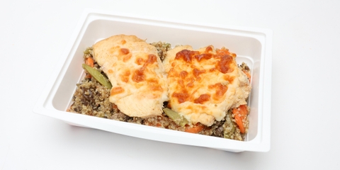 Sajttal sült csirkemell, sült zöldségek, quinoa 