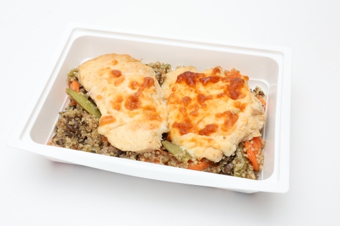 Sajttal sült csirkemell, sült zöldségek, quinoa 