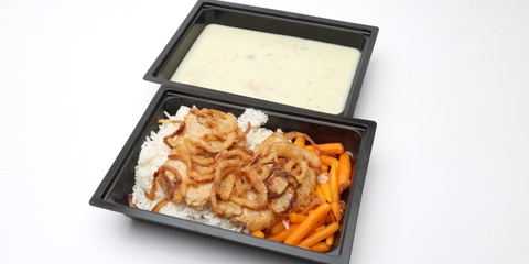 Karfiolkrémleves kókuszchipsszel, Sült hagymás karajszelet, Rizs, bébirépa