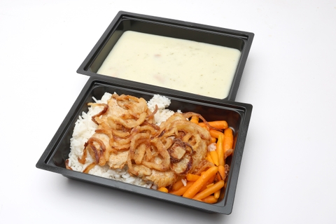 Karfiolkrémleves kókuszchipsszel, Sült hagymás karajszelet, Rizs, bébirépa