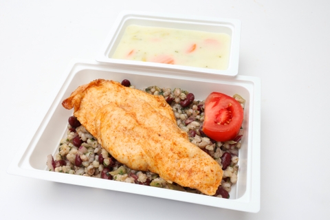 Tejfölös zöldségleves, Csirkemell roston, Árpagyöngyös babsaláta