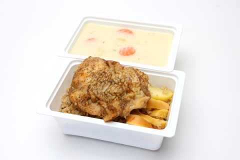 Tejfölös karfiolleves, Karamellizált, rozmaringos, almás sült csirkecomb, quinoa