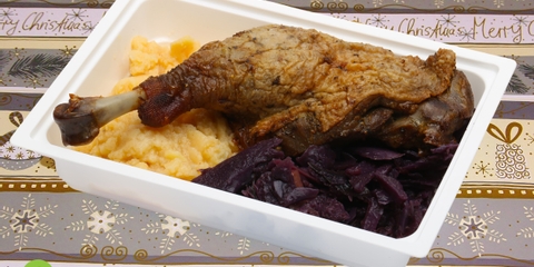 Ropogós kacsacomb, párolt almás vörös káposzta, hagymás törtburgonya