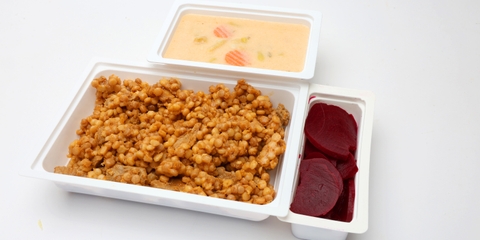 Tejfölös zöldbableves, Tarhonyás hús (sertés), Cékla saláta 