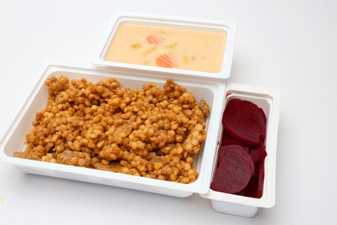 Tejfölös zöldbableves, Tarhonyás hús (sertés), Cékla saláta 