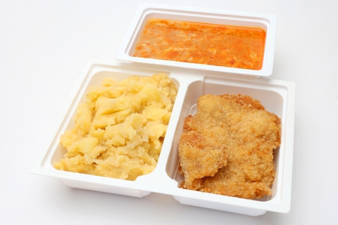 Tojásleves, Brünni rántott pulykamell (mustáros), hagymás törtburgonya