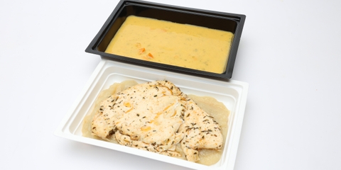 Kókusztejes vöröslencsekrémleves, Zöldfűszeres csirkesteak, Zelleres burgonyapüré