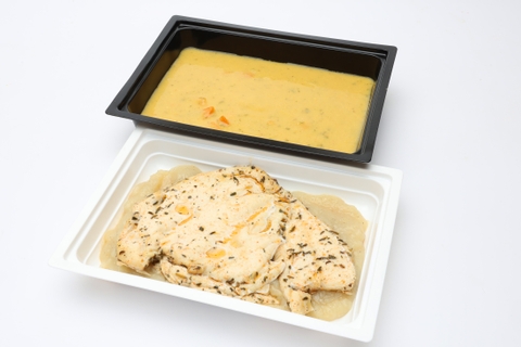 Kókusztejes vöröslencsekrémleves, Zöldfűszeres csirkesteak, Zelleres burgonyapüré