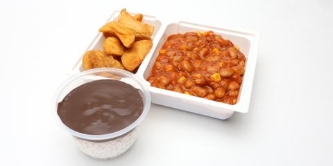 Kukoricás chilisbab, steakburgonya, Tápiókapuding csokiöntettel (180g) Kukoricás chilisbab, steakburgonya, Tápiókapuding csokiöntettel (180g)