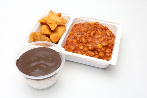 Kukoricás chilisbab, steakburgonya, Tápiókapuding csokiöntettel (180g) Kukoricás chilisbab, steakburgonya, Tápiókapuding csokiöntettel (180g)