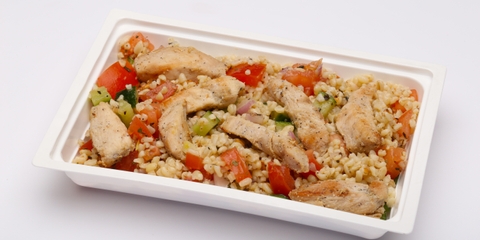 Roston csirkecsíkok, friss zöldséges bulgursaláta 