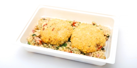 Kukorica bundás halpogácsa sütőben sütve, Tabbouleh saláta