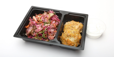 Sárgarépás pulykapogácsa, kevert saláta (350g), Márványsajtos öntet (80g)