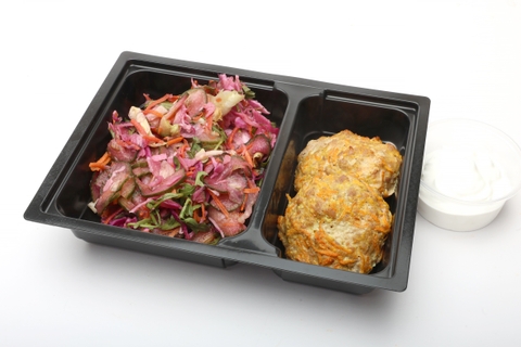 Sárgarépás pulykapogácsa, kevert saláta (350g), Márványsajtos öntet (80g)