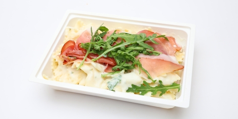 Fekete-erdei sonkás, krémsajtos farfalle rukkolával, parmezánnal