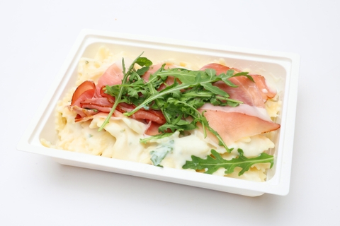 Fekete-erdei sonkás, krémsajtos farfalle rukkolával, parmezánnal