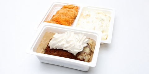 Csirkemell rántva, majonézes burgonya, Édes álom (piskóta, vaníliakrém, kávéöntet) (230g)