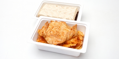 Csirkemell rácosan, tejfölös-lecsós burgonyával, Csokoládés-gesztenyés szelet (160g)