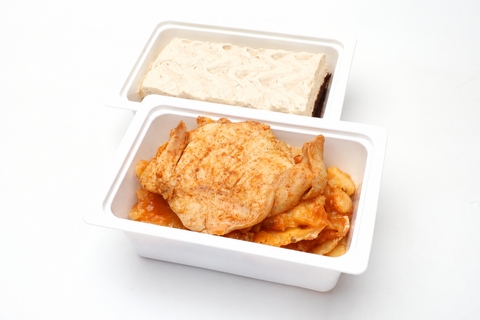 Csirkemell rácosan, tejfölös-lecsós burgonyával, Csokoládés-gesztenyés szelet (160g)