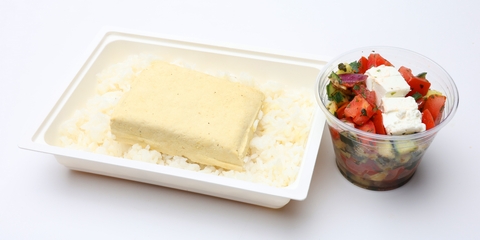 Mézes-mustáros tofu, rizs, Görögsaláta Mézes-mustáros tofu, rizs, Görögsaláta